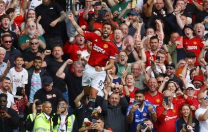 EPL PIX: Fernandes inspires United comeback victory