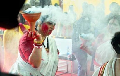 When Smriti Irani Performed Dhunuchi Naach