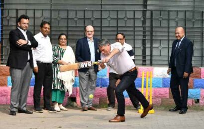 Aussie Deputy PM Plays Gully Cricket!